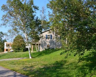 House On Half Moon Cove Rossport by the Sea - Eastport - Building