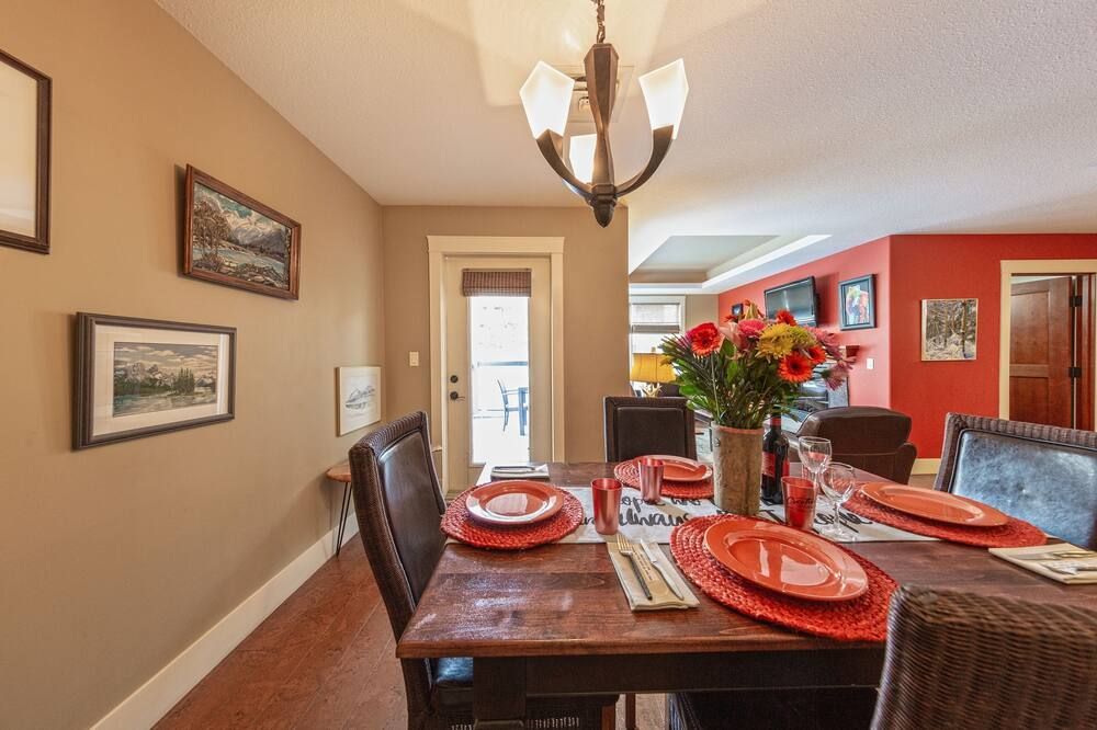 Solara Resort Canmore Pet-Friendly Corner Suite - كانمور - غرفة طعام