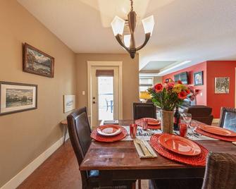 Solara Resort Canmore Pet-Friendly Corner Suite - Canmore - Matsal