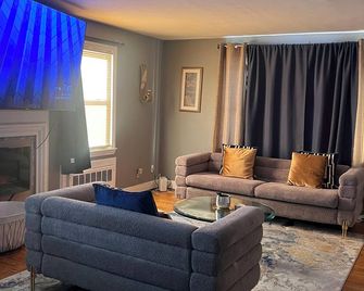 Cozy 2-bedroom apartment in charming West Hartford with WiFi - 西哈特福德 - 客廳