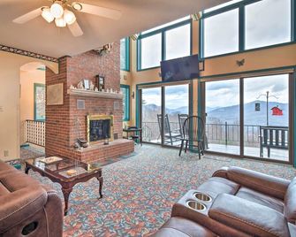 Secluded Home w/ Views in Burnsville: Hike & Ski! - Burnsville - Sala de estar