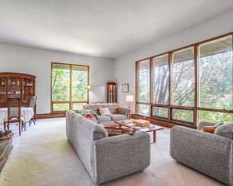 15 Mi to Downtown Minneapolis Retreat on 5 Acres - Hopkins - Huiskamer