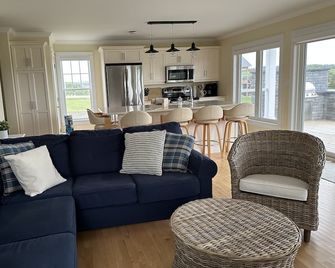 4 Star Vacation home - Clinton - Living room