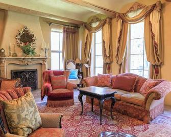 Casa Sara Adobe Home in Taos New Mexico, sleeps 12 - Arroyo Seco - Living room