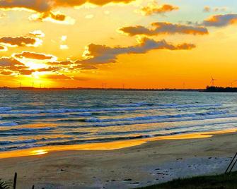 Perfect Family Lake Erie Beach House with Private Sandy Beach & Amazing Sunsets - Wainfleet - Playa