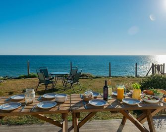 Sound of the Sea, beach front Bungalow with hot tub, in Tywyn - Tywyn - Patio