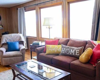 Circle H Farmhouse on 20 Acres: 1.5 miles to town - Miles City - Wohnzimmer