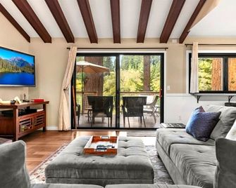 Lily Pad - Hot Tub! Private Dock! Bbq! Game Room! Walk To Town!! Fast Wifi!! Dog Friendly! - Guerneville - Living room