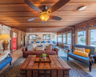 Redwood Hollow Cottages - San Diego - Living room