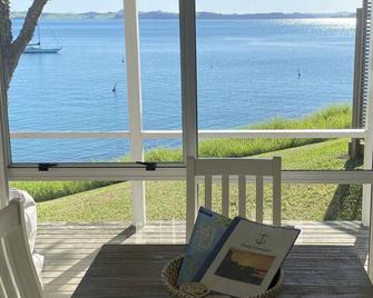 Beachfront Escape - Tapeka Beach Bach - Russell - Balkon