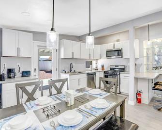 Fully Remodeled, Landscaped, King Beds, Desk Space - North Las Vegas - Kitchen