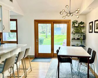Watermill Retreat, minutes from Southampton Town Ctr, Farm stands, and Beaches! - Water Mill - Dining room