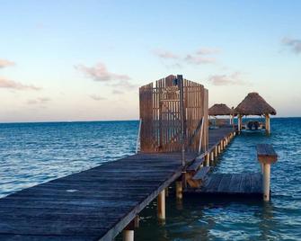 If you are a solo traveler or in a couple and travel on a budget - no ac - San Pedro Town - Piscina