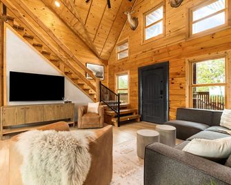 Hill Country Luxury Cabin - Blanco - Living room