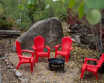 The Little Blue Moose Hideaway - Pet Friendly - Dreamy Cabin - 10 Min to Rmnp - Grand Lake - Патіо