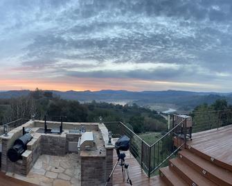 A Beautiful Setting to get away from Urban Life and Recharge - Cambria - Balcón