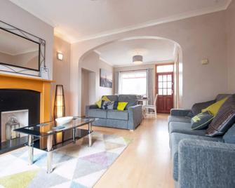 Conveniently Located House With Off Road Parking - Hinckley - Living room