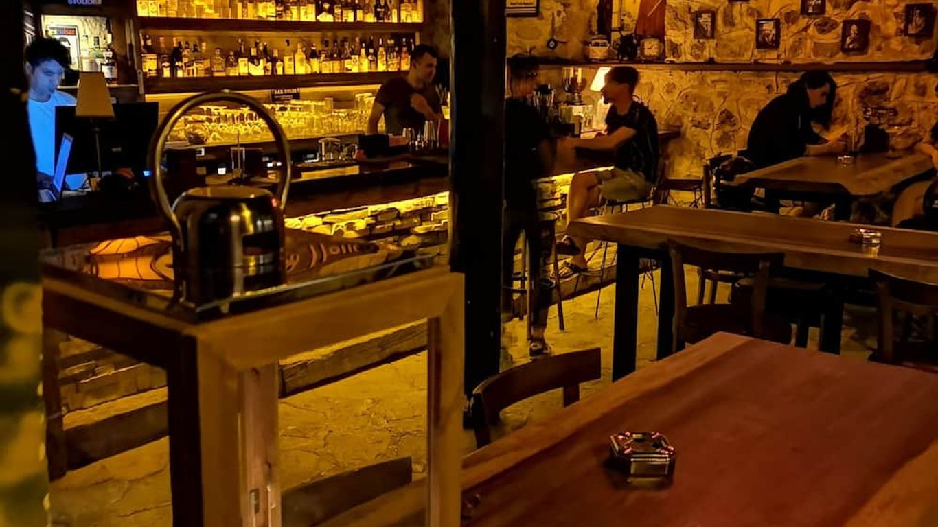 Old House Hostel & Pub