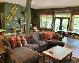 Spacious 5 Bdrm / 5 bath home on Best Part Of Lake Rabun with stunning views! - Lakemont - Living room