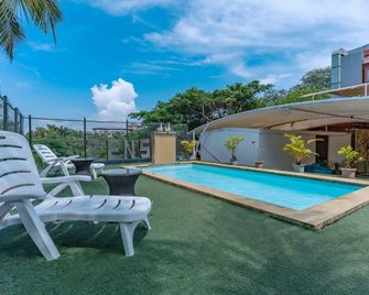 森斯渡假村 - 坎多林 - 卡蘭古特 - 游泳池