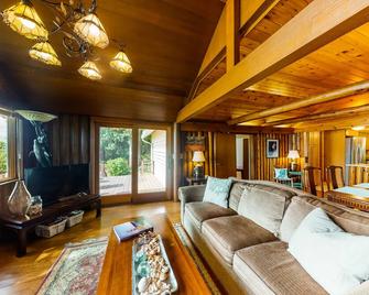 Charming waterfront home with full kitchen, furnished deck, & incredible views - Poulsbo - Living room