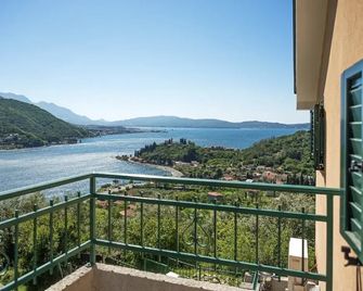 Holiday Home Sunny Hill - Bijela - Balcony