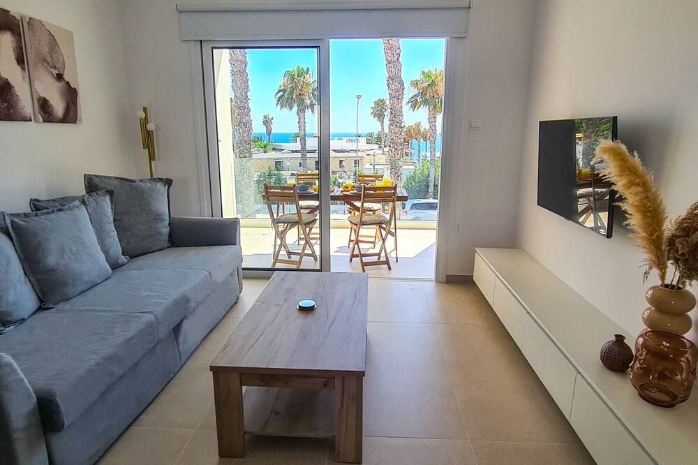 Phaedrus Living: Seaview Luxury Flat Limnaria 151 - Пафос - Вітальня
