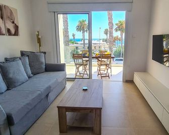 Phaedrus Living: Seaview Luxury Flat Limnaria 151 - Пафос - Вітальня