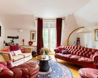 Stunning Luxury Duplex with Hot Tub and AirCon - Perth - Living room