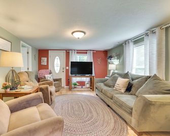 Visit Fife Lake and Traverse Bay! Farmhouse Hideaway - Fife Lake - Sala de estar