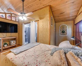 Peaceful Kentucky Countryside Cabin with Porch - Oak Grove - Bedroom