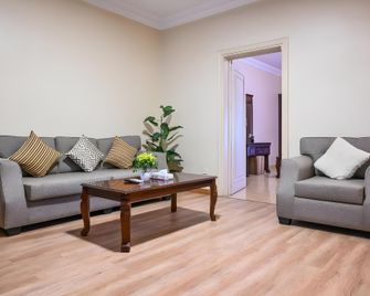 Celine Furnished Apartments - Cidde - Oturma odası