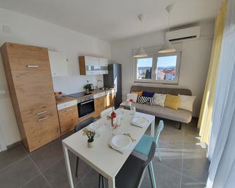 Summer holiday apartment- spacious sea view terrace- 2 min walk to the beach - Goris - Comedor