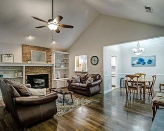 Two Bedroom Near the Reservoir by Great Fishing - Ridgeland - Living room