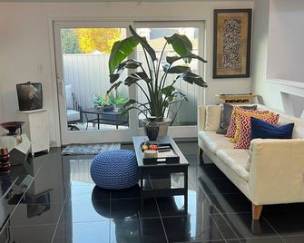 Spacious 4-bedroom Modern Architecture Cozy Getaway with Fitness Room, WiFi - Bristol - Wohnzimmer