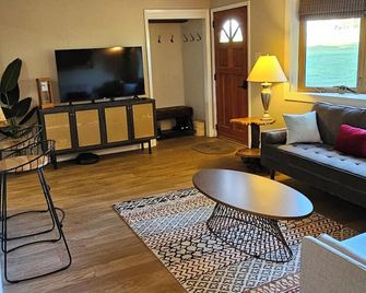 Charming 3-bedroom cottage in peaceful Mars setting - Mars - Living room