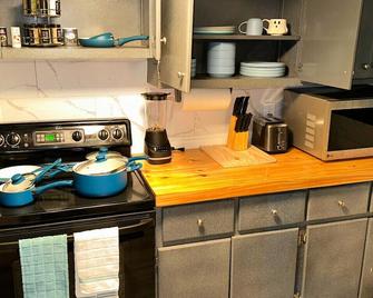 The Hideout 2pm Checkout - Moorhead - Kitchen
