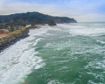 Truly on the beach at this very oceanfront condo, sweeping views on the balcony! - Neskowin - Edificio