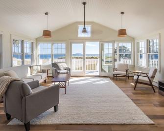 Driftwood Beachfront Luxury Home Magnificent Ocean Views - Phippsburg - Living room