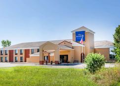 Baymont Inn & Suites by Wyndham Mukwonago - Mukwonago - Building
