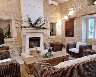 Un gîte en Charente, gîte 4 étoiles - Roullet-Saint-Estèphe - Patio