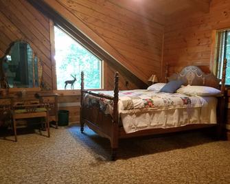 Charming Log Home with Pond on 27 Acres with Mountain Views - Stuart - Habitación