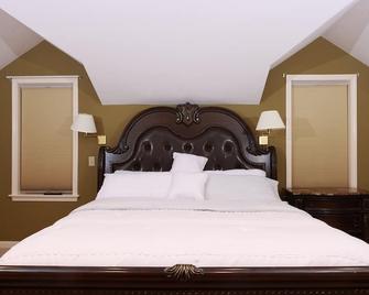 Fall Villa near Treehouse Brewery & Amazon Warehouse with King Beds - Charlton - Bedroom