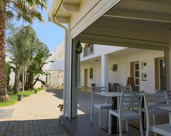 Ground Floor Double Room in \'Donnosanto Residence\' - Carovigno - Innenhof