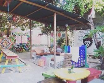 Good For Ya Knee Hostel - Adults Only - Pemenang - Patio