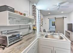 Modern Custer Apt - Walk to Shops and Dining! - Custer - Kitchen
