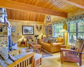 Owls Nest - Cozy Cabin with Hot Tub and Fireplace! - Gold Bar - Living room