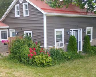 Country cottage in a private setting ,less than 5 min drive to the beach - Goderich - Building