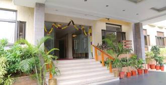 Hotel Surguru - Pondicherry - Building