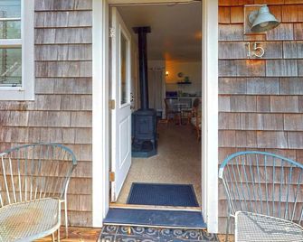 Fitzgerald`s Cottage South At Gearhart Beach - Two Blocks To Beach Pet Friendly - Gearhart - Stairs
